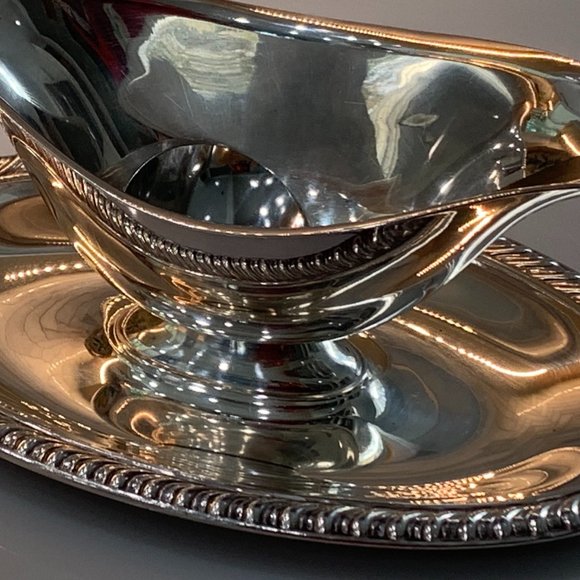 Silver Plated Gravy Boat with Under-plate and Ladle - Picture 10 of 13